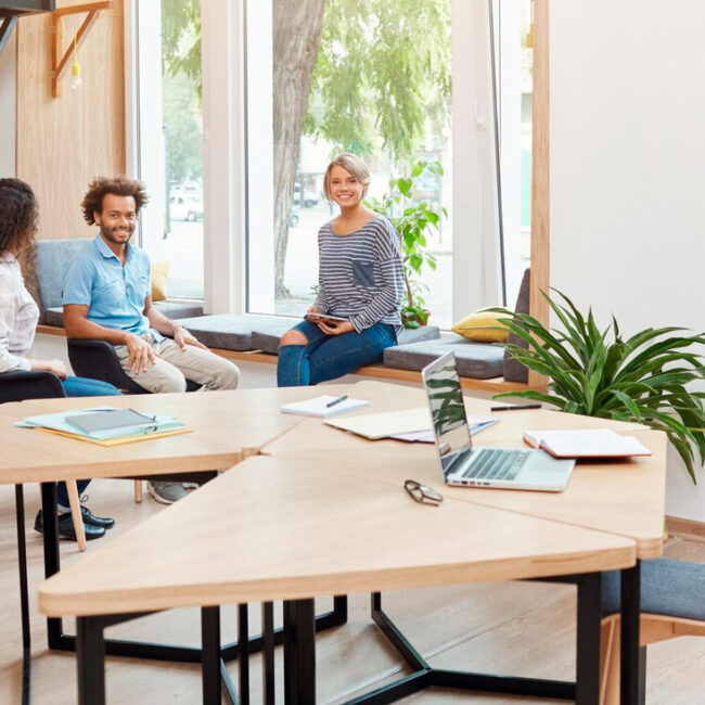 Reformas innovadoras en oficinas hot desking y zonas creativas