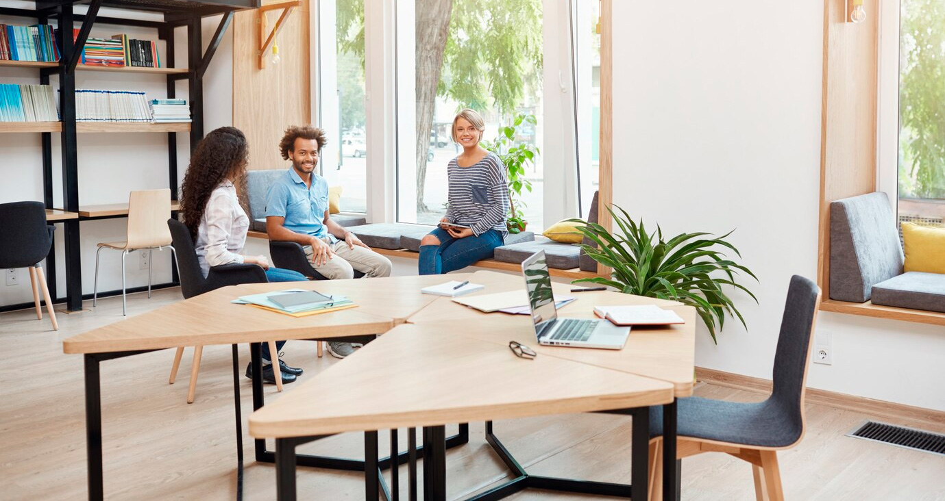 Reformas innovadoras en oficinas hot desking y zonas creativas